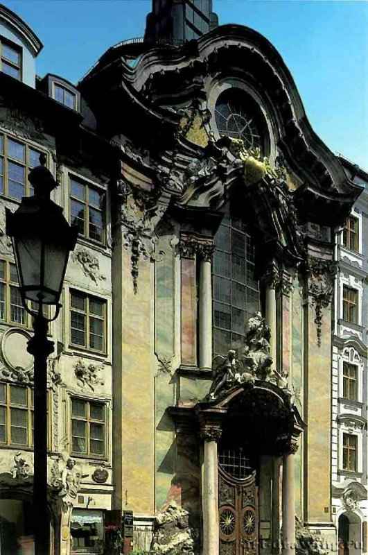 Церковь св. Иоанна Непомука ("Церковь Азам"). Западный фасад. 1733-1734 - Мюнхен. Совместно с Космасом Дамианом Азамом. Германия.