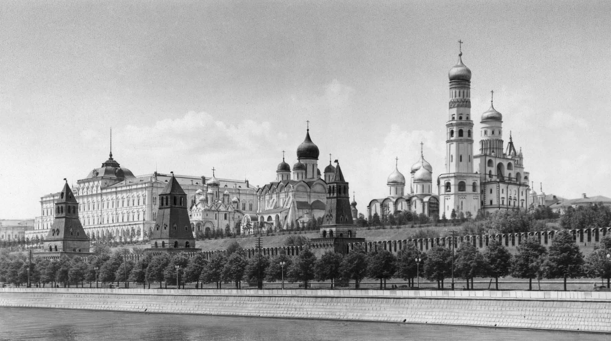 Кремль Московский: Вид части ансамбля с р. Москва.